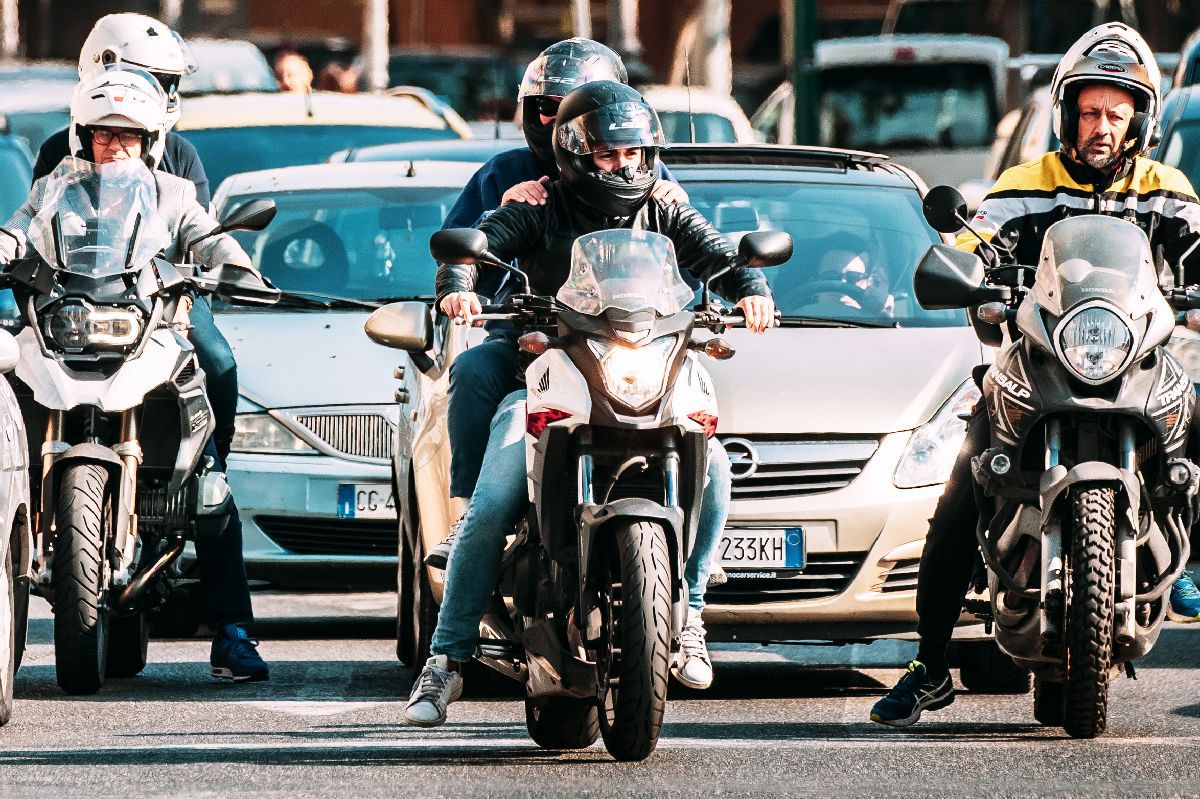 Șoferi vs. motocicliști » Rivalitate istorică pe șosele, adrenalină, viraje și ego-uri