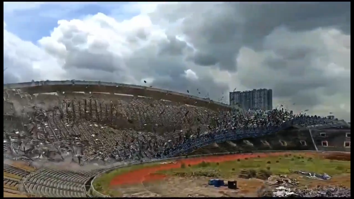 Stadionul de 80.000 de locuri, pus la pământ în câteva secunde » Imaginile demolării