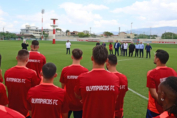 Olympiacos, viitoarea adversară a lui FCSB, a adus preotul în cantonament. Foto: Olympiacos.org