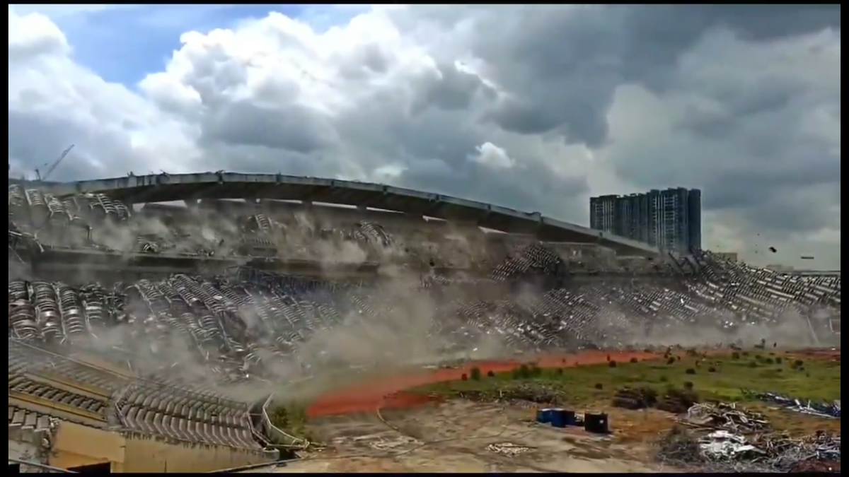 Stadionul de 80.000 de locuri, pus la pământ în câteva secunde » Imaginile demolării