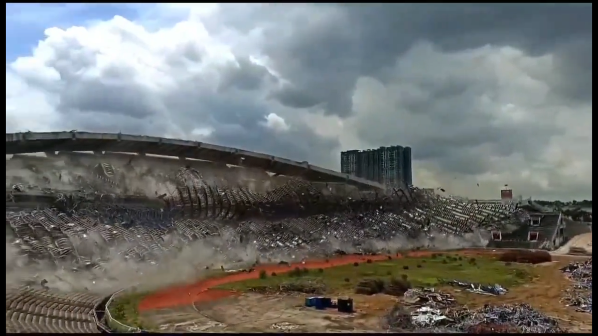 Stadionul de 80.000 de locuri, pus la pământ în câteva secunde » Imaginile demolării