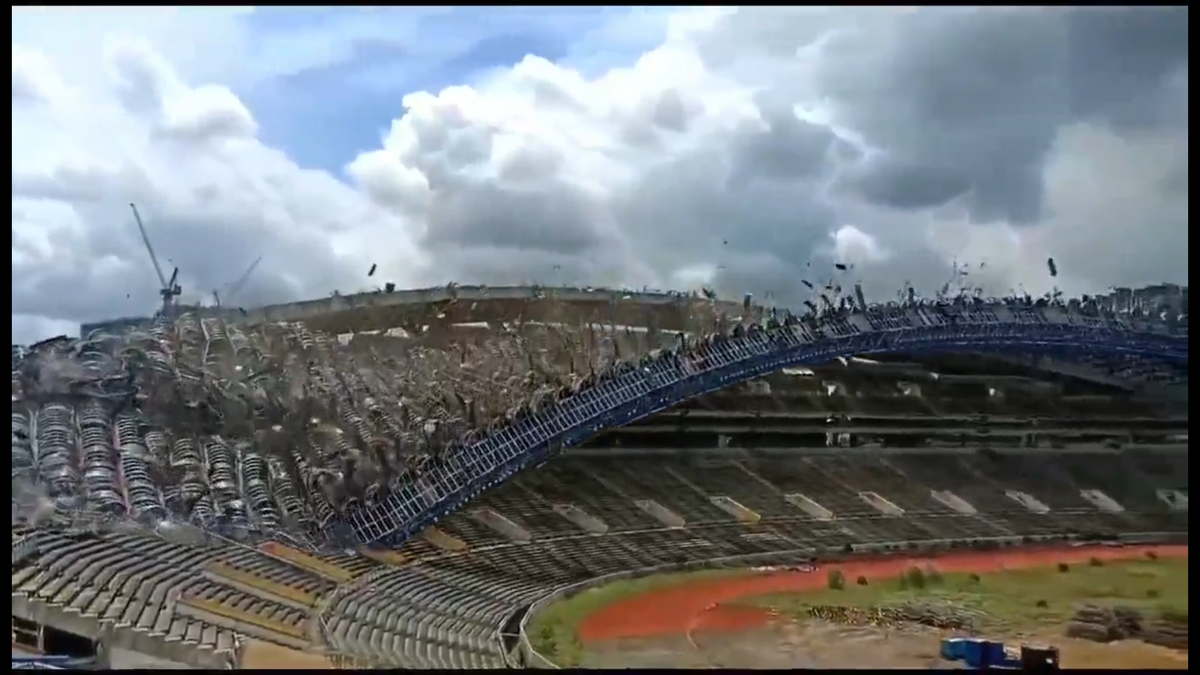 Stadionul de 80.000 de locuri, pus la pământ în câteva secunde » Imaginile demolării
