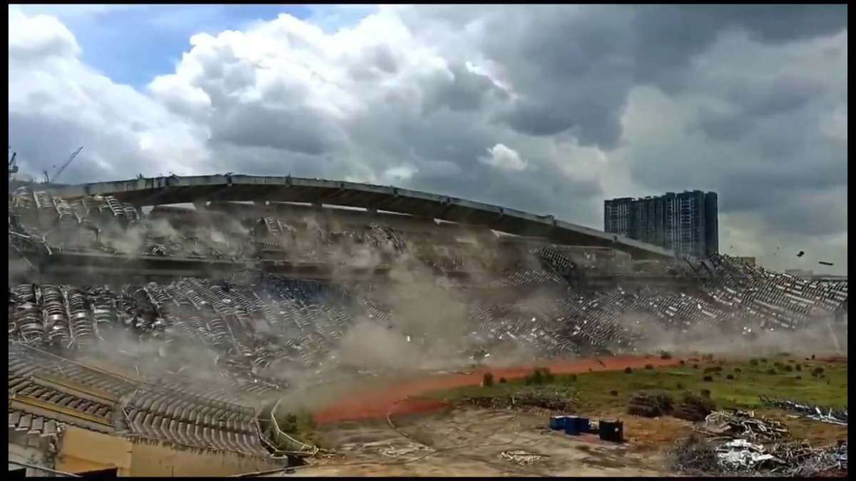 Stadionul de 80.000 de locuri, pus la pământ în câteva secunde » Imaginile demolării