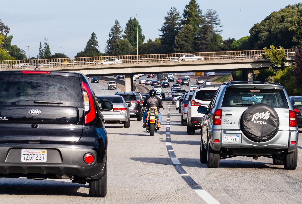 „E un război rece!” » Dezbatere GSP despre rivalitatea șoferi - motocicliști și părerea unui expert: „Nu suntem chiar atât de nenorociți!” + Care-i treaba cu „lane splitting”