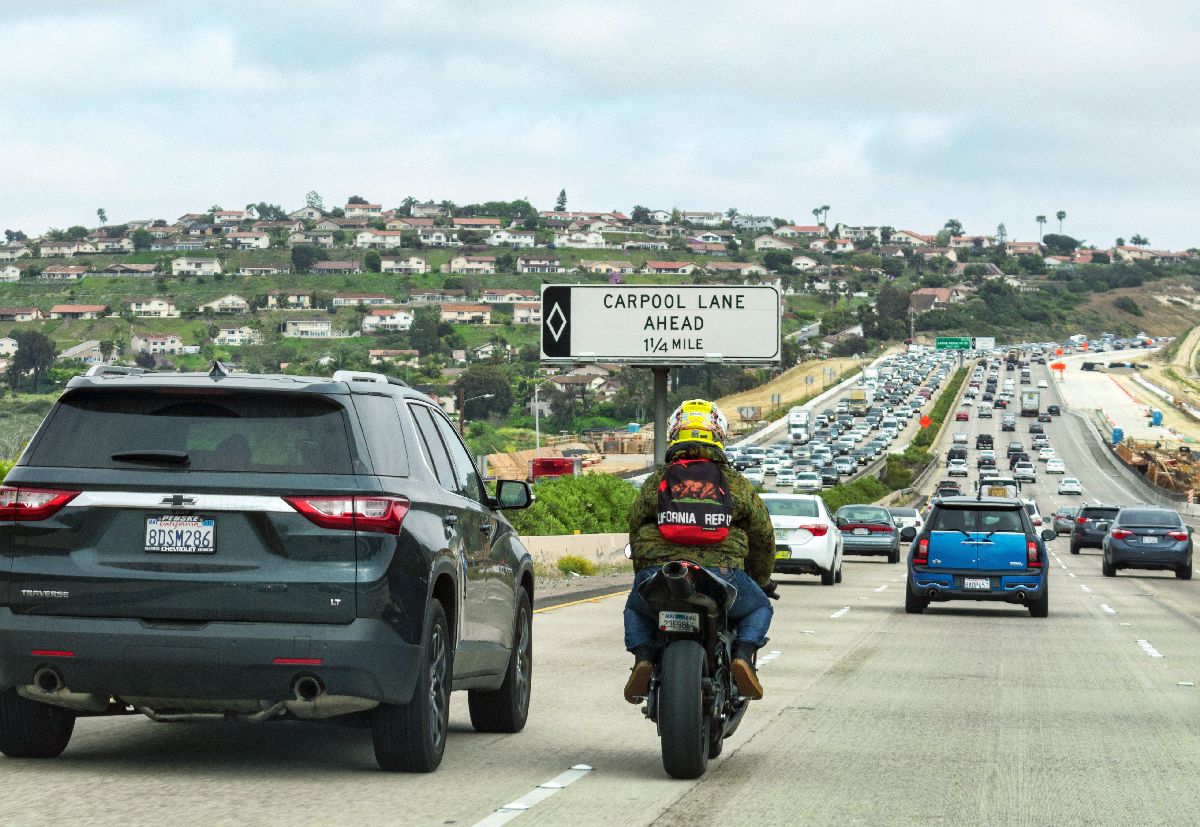 „E un război rece!” » Dezbatere GSP despre rivalitatea șoferi - motocicliști și părerea unui expert: „Nu suntem chiar atât de nenorociți!” + Care-i treaba cu „lane splitting”