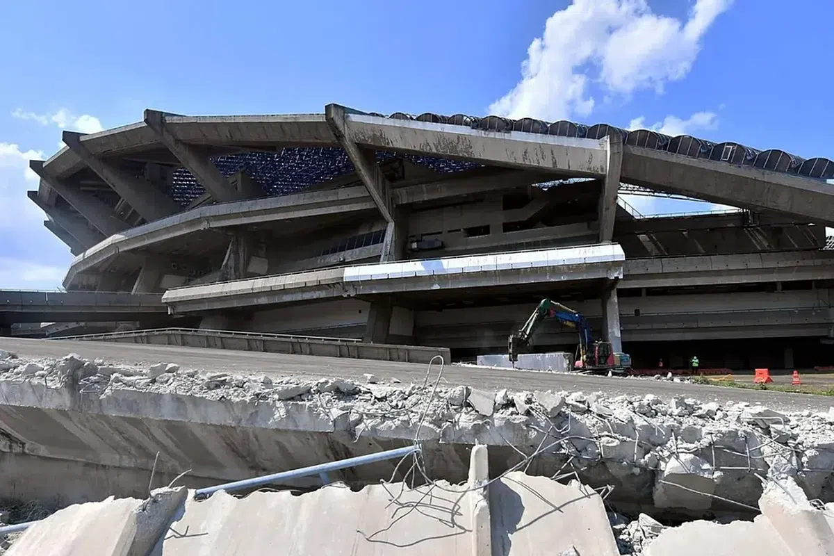 Stadionul de 80.000 de locuri, pus la pământ în câteva secunde » Imaginile demolării