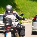 Rivalitatea dintre șoferi și motocicliști poate avea consecințe dramatice / Sursă foto: Imago Images