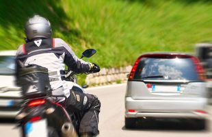 „E un război rece!” » Dezbatere GSP despre rivalitatea șoferi - motocicliști și părerea unui expert: „Nu suntem chiar atât de nenorociți!” + Care-i treaba cu „lane splitting”