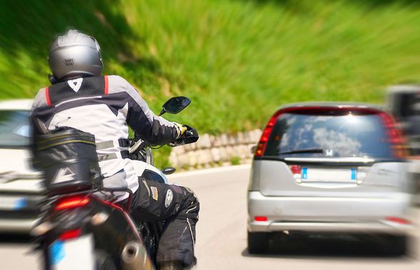 „E un război rece!” » Dezbatere GSP despre rivalitatea șoferi - motocicliști și părerea unui expert: „Nu suntem chiar atât de nenorociți!” + Care-i treaba cu „lane splitting”