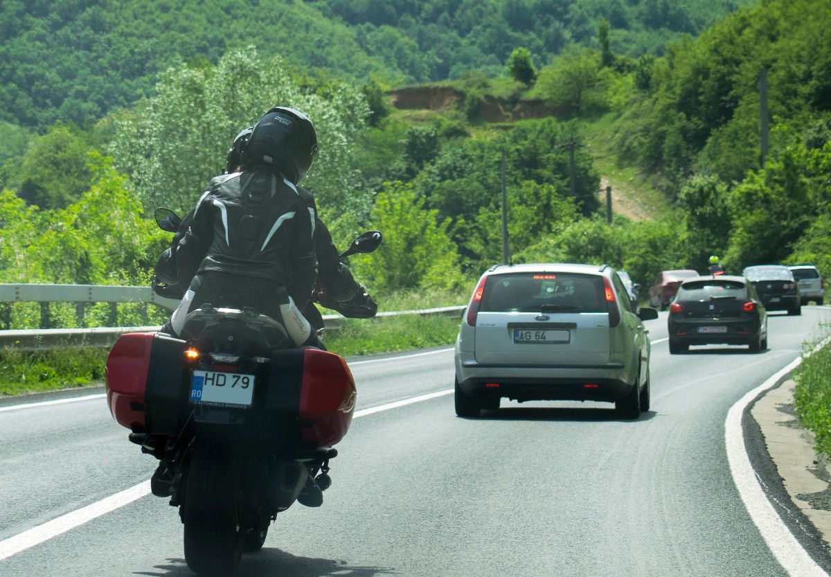 Șoferi vs. motocicliști » Rivalitate istorică pe șosele, adrenalină, viraje și ego-uri