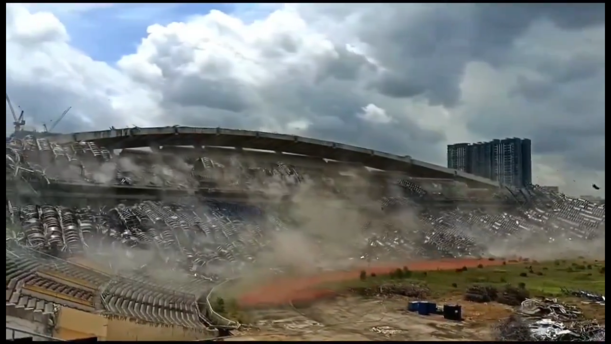 Stadionul de 80.000 de locuri, pus la pământ în câteva secunde » Imaginile demolării