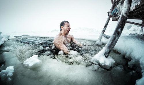 Înotător la copcă Foto: Getty Images