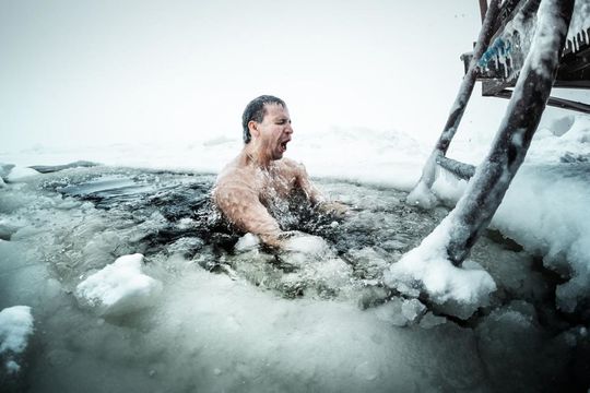 Înotător la copcă Foto: Getty Images