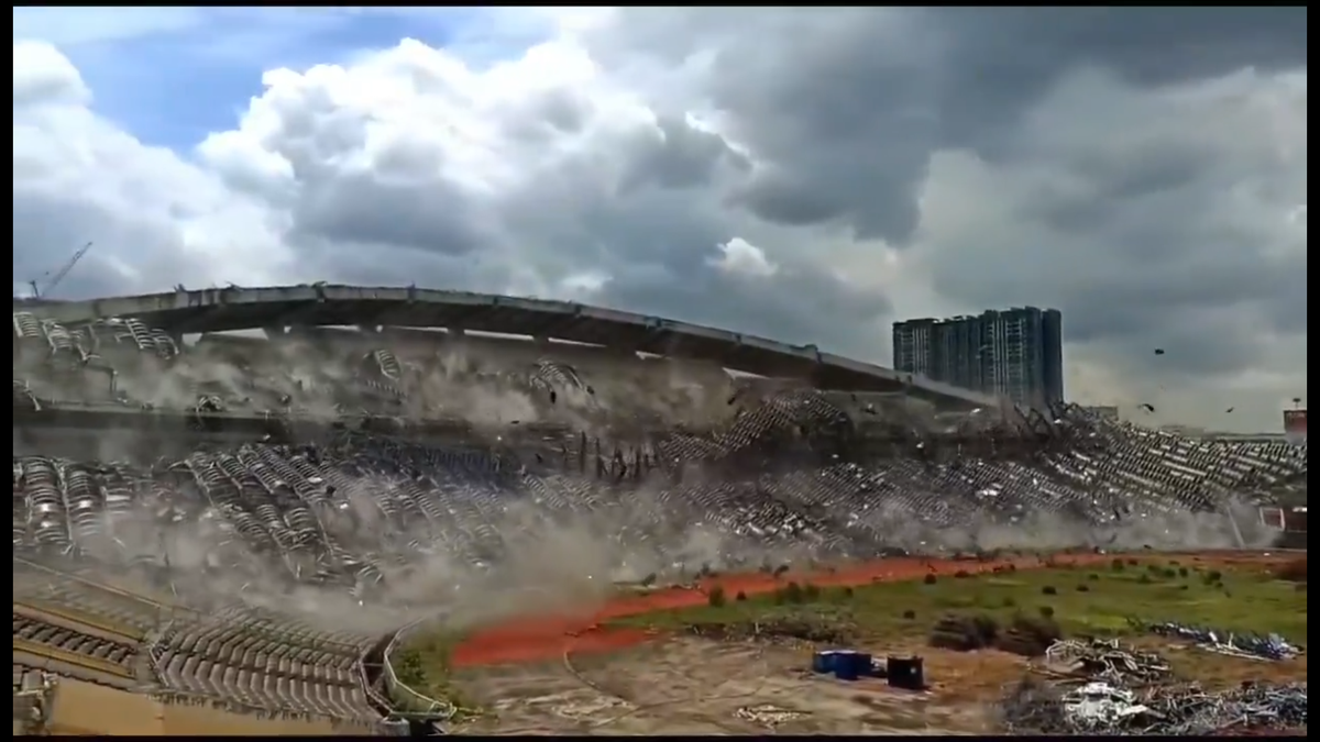 Stadionul de 80.000 de locuri, pus la pământ în câteva secunde » Imaginile demolării