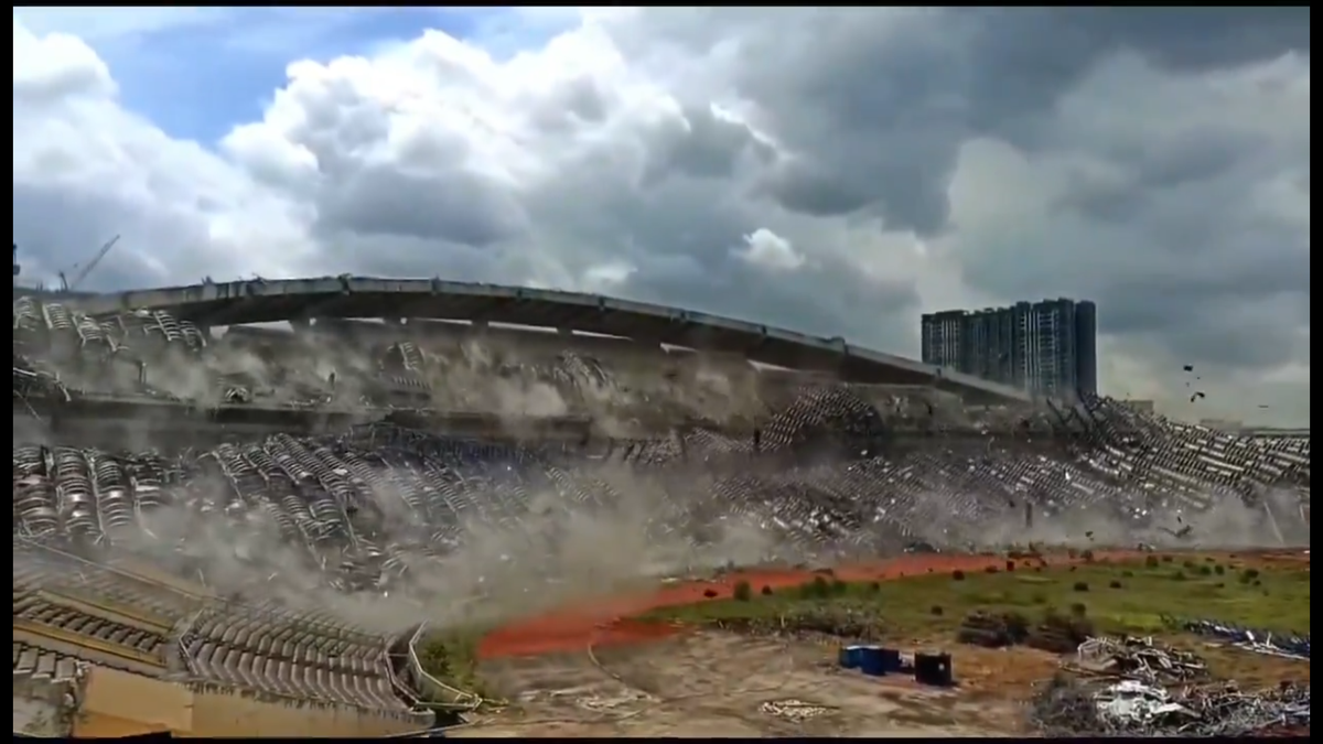 Stadionul de 80.000 de locuri, pus la pământ în câteva secunde » Imaginile demolării