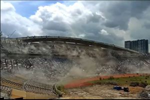 Stadionul de 80.000 de locuri, pus la pământ în câteva secunde » Imaginile demolării