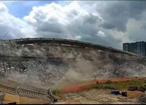 Stadionul de 80.000 de locuri, pus la pământ în câteva secunde » Imaginile demolării