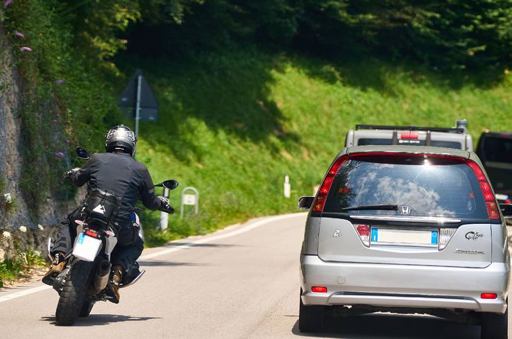 Rivalitatea dintre șoferi și motocicliști poate avea consecințe dramatice / Sursă foto: Imago Images