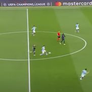 Faza premergătoare eliminării lui Di Lorenzo, în care arbitrul nu vede contactul dintre Haaland și Beukema aproape de cercul de la centru / Foto: Capturi Prima Sport 2