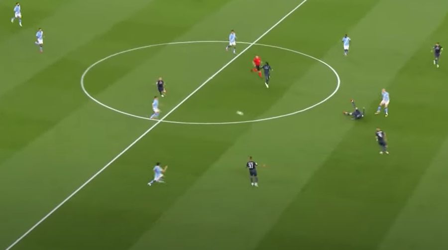 Mingea respinsă în cădere de Beukema, după duelul suspect cu Haalans, e retrimisă în terenul lui Napoli și faze se încheie cu „roșul” lui Di Lorenzo / Foto: Captură Prima Sport 1 Scandal la Napoli: contestă eliminarea căpitanului » Arbitrii germani sunt criticați pentru o gravă scăpare!