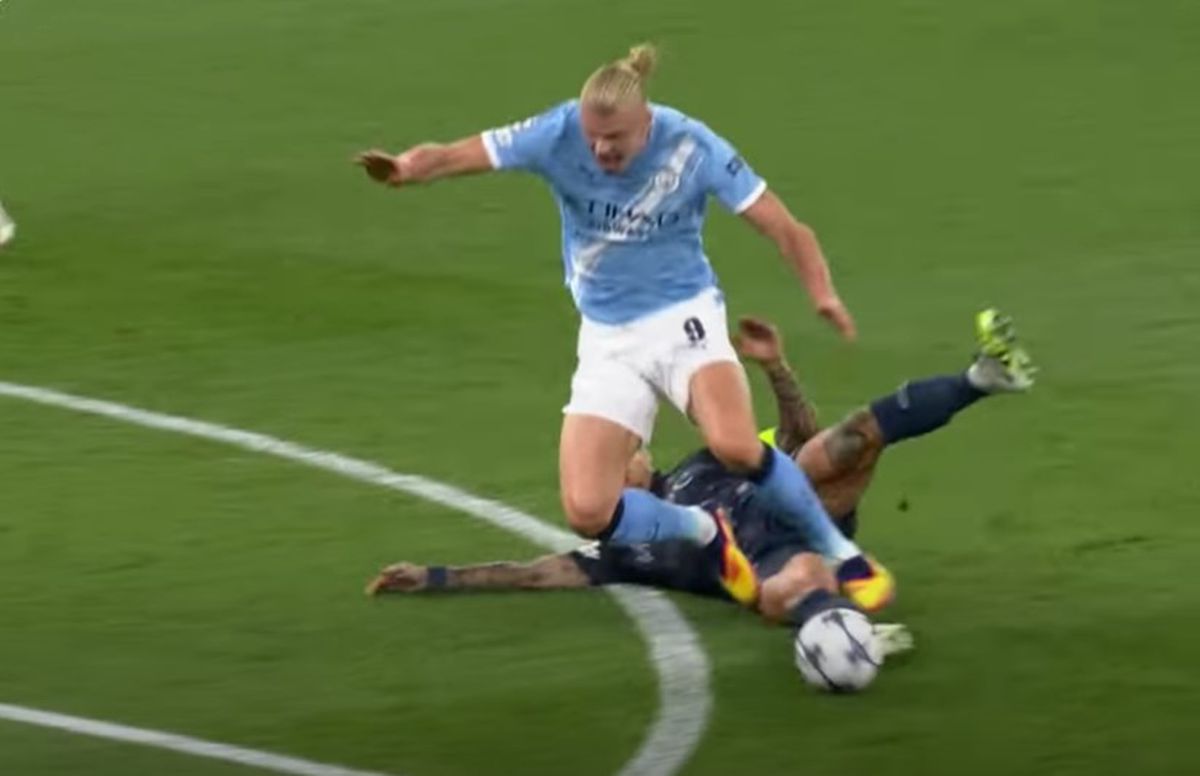 Faza eliminării lui Giovanni Di Lorenzo, după faultul de ultim apărător asupra lui Erling Haaland, în Manchester City - Napoli 2-0