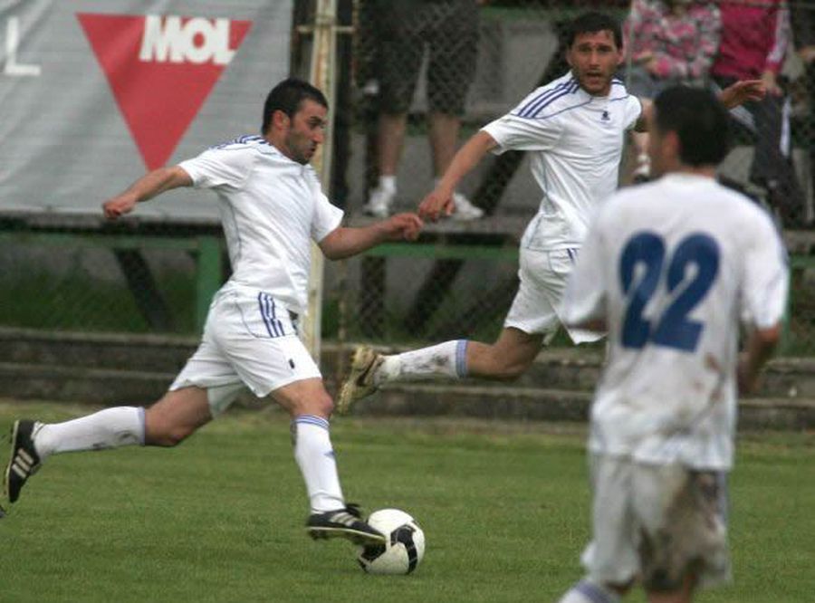 Ionuț Luțu jucând în 2010 pentru Alro Slatina, o întoarcere la origini spre finalul carierei de jucător. Foto: fotbalolt.wordpress.com Antrenorul care i-a inventat pe Luțu și cuplul N&D: „Dacă nu-l lua Becali șofer, ajungea boschetar. Îl puneam să citească Harap Alb în vestiar” + „Nu-i băteam să-i schilodesc!”