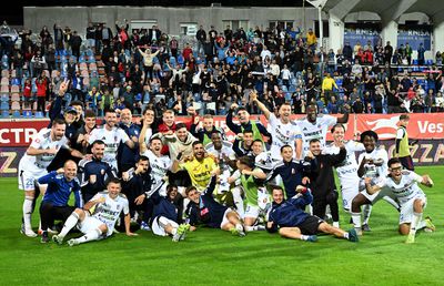 „Ăsta a fost salutul din vestiar!” » Leo Grozavu dezvăluie cum și-a motivat fotbaliștii pentru meciul cu FCSB