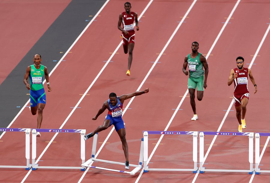 Momentul în care Rai Benjamin dă jos gardul FOTO Guliver/GettyImages Interesanta finală de la 400 m garduri la Campionatele Mondiale de la Tokyo: atacuri verbale, controversă și un medaliat cu coroană