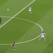 Faza premergătoare eliminării lui Di Lorenzo, în care arbitrul nu vede contactul dintre Haaland și Beukema aproape de cercul de la centru / Foto: Capturi Prima Sport 2