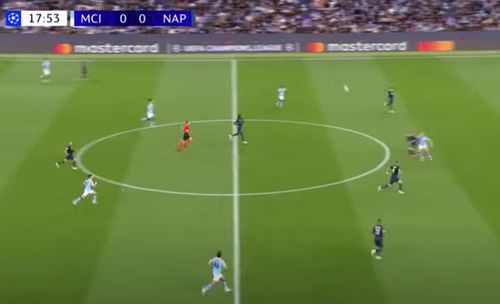 Mingea respinsă în cădere de Beukema, după duelul suspect cu Haalans, e retrimisă în terenul lui Napoli și faze se încheie cu „roșul” lui Di Lorenzo / Foto: Captură Prima Sport 1