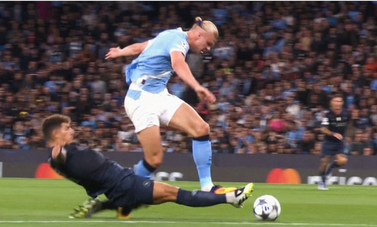 Faza eliminării lui Giovanni Di Lorenzo, după faultul de ultim apărător asupra lui Erling Haaland, în Manchester City - Napoli 2-0