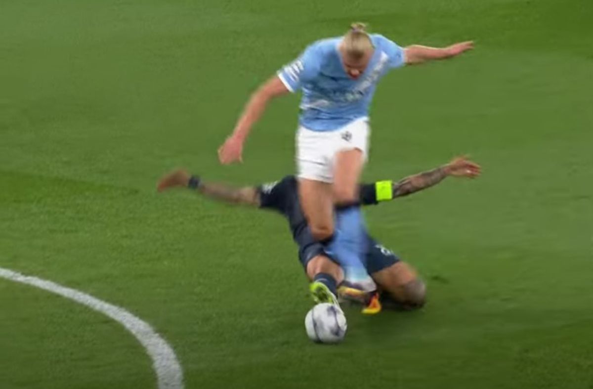 Faza eliminării lui Giovanni Di Lorenzo, după faultul de ultim apărător asupra lui Erling Haaland, în Manchester City - Napoli 2-0