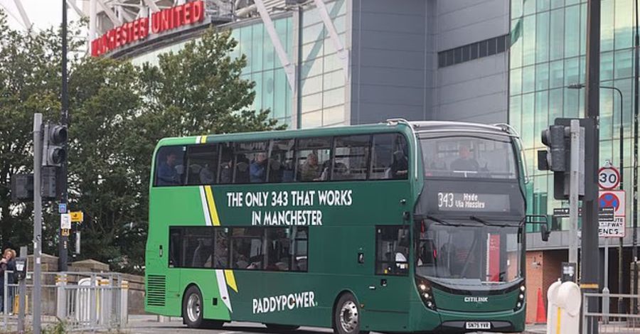 Manchester United, de râsul întregului oraș! » Gluma care a apărut pe un autobuz lângă Old Trafford