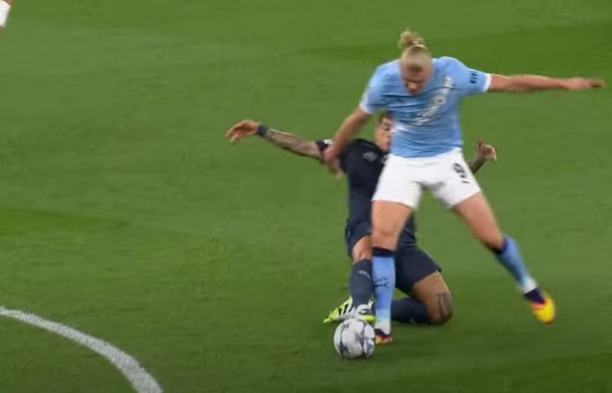 Faza eliminării lui Giovanni Di Lorenzo, după faultul de ultim apărător asupra lui Erling Haaland, în Manchester City - Napoli 2-0