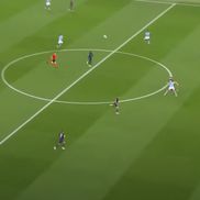 Faza premergătoare eliminării lui Di Lorenzo, în care arbitrul nu vede contactul dintre Haaland și Beukema aproape de cercul de la centru / Foto: Capturi Prima Sport 2