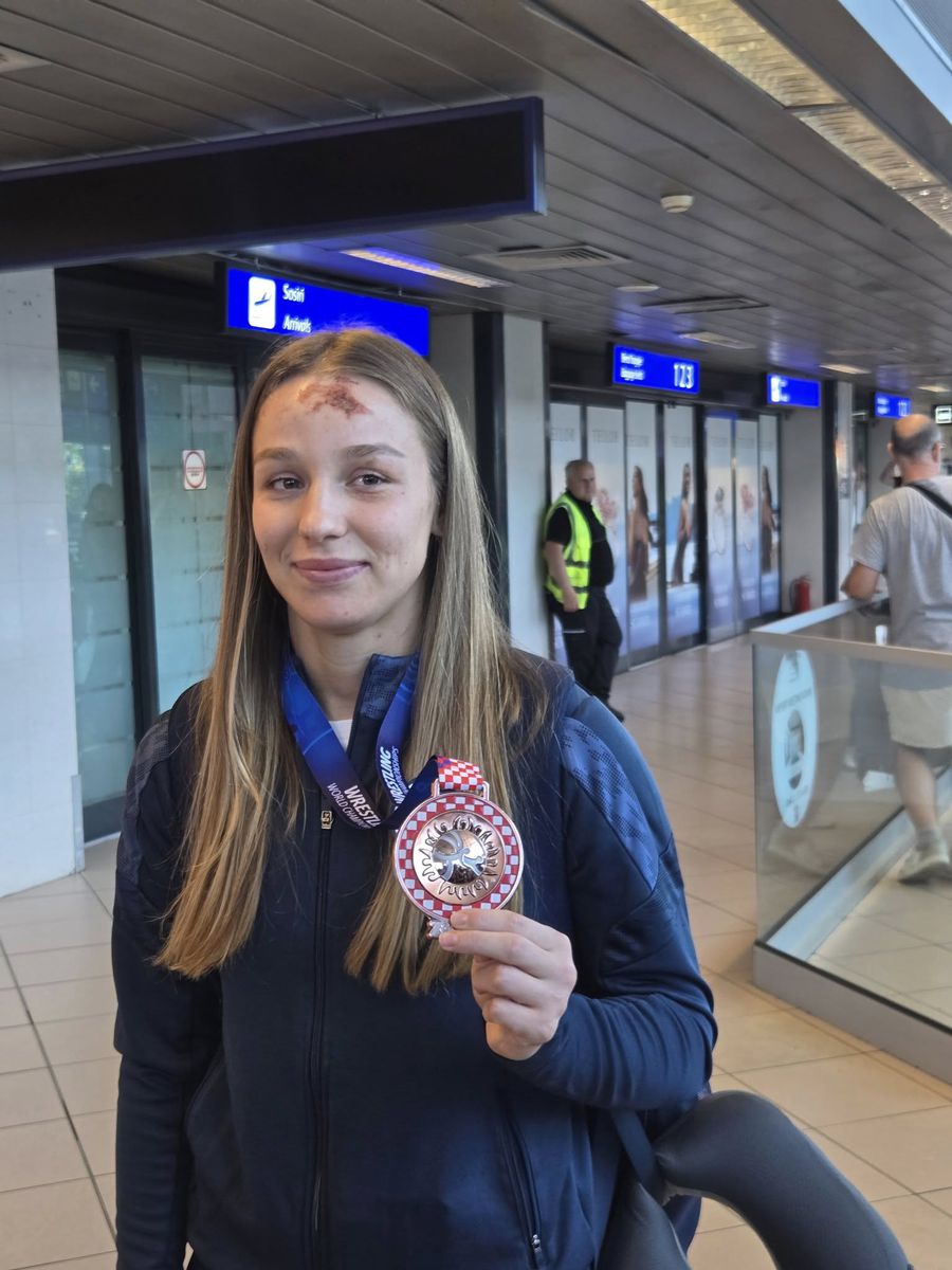 Andreea Ana la sosirea în țară FOO FRL Luptătoarea Andreea Ana, medaliată cu bronz, a căpătat un suvenir nedorit de la Campionatele Mondiale: „Sportul de contact vine la pachet cu astfel de situații”