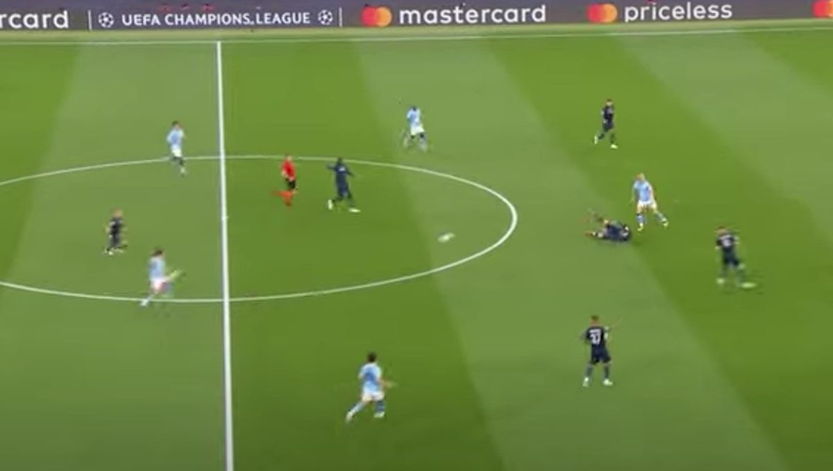 Faza eliminării lui Giovanni Di Lorenzo, după faultul de ultim apărător asupra lui Erling Haaland, în Manchester City - Napoli 2-0