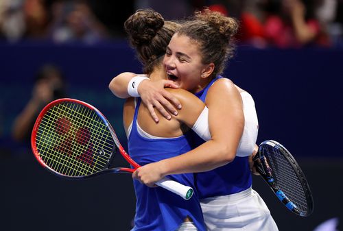 Sara Errani și Jasmine Paolini la finalul partidei de dublu FOTO Guliver/GettyImages