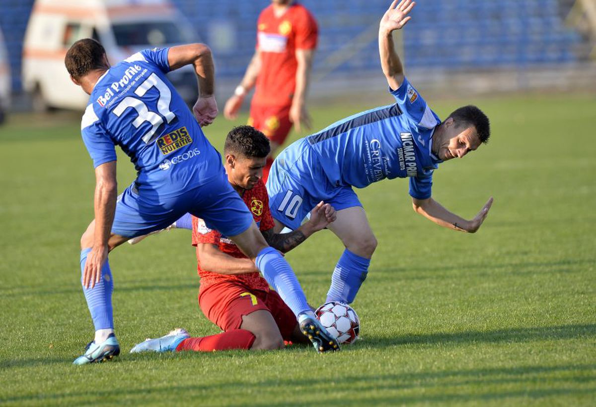 Ilie Poenaru și-a închis echipa în cantonament și a plecat la propria nuntă! » „Restaurantul mai era liber abia la anul”  :D