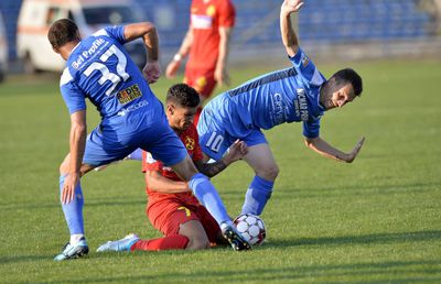 Ilie Poenaru și-a închis echipa în cantonament și a plecat la propria nuntă! » „Restaurantul mai era liber abia la anul”  :D