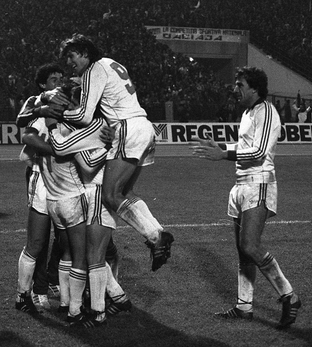 RETRO GSP. 37 de ani de la Dinamo - Hamburg 3-0 » „Câinii” n-au nicio îndoială: „Cea mai mare victorie în Europa, peste Steaua - Anderlecht 3-0!”