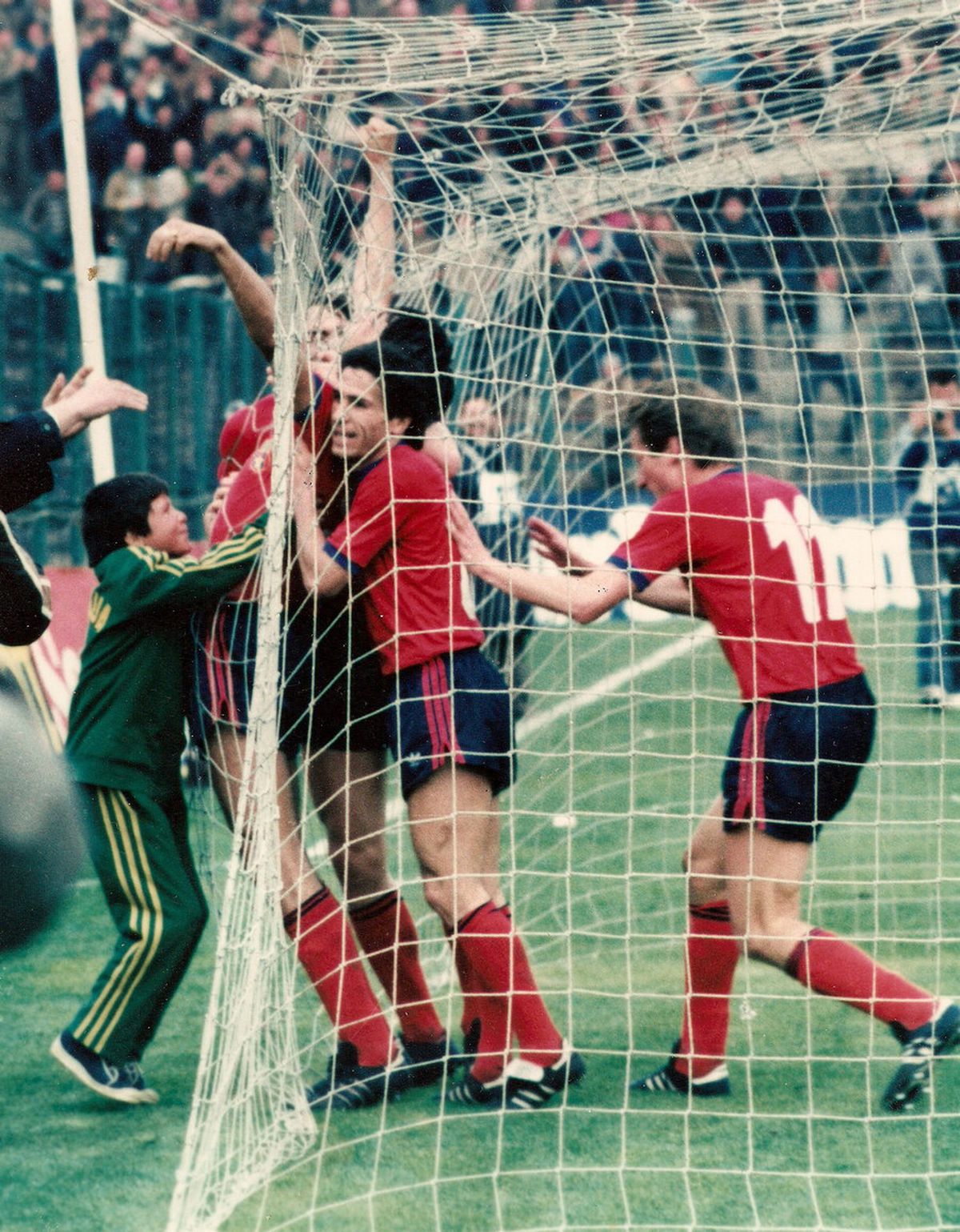 RETRO GSP. 37 de ani de la Dinamo - Hamburg 3-0 » „Câinii” n-au nicio îndoială: „Cea mai mare victorie în Europa, peste Steaua - Anderlecht 3-0!”