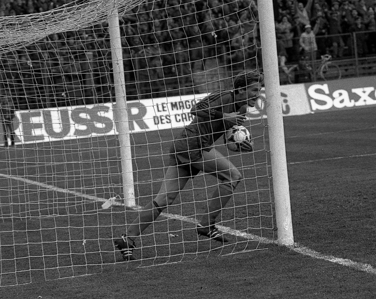 RETRO GSP. 37 de ani de la Dinamo - Hamburg 3-0 » „Câinii” n-au nicio îndoială: „Cea mai mare victorie în Europa, peste Steaua - Anderlecht 3-0!”