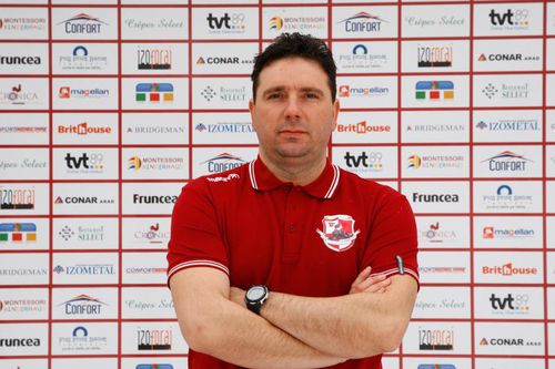 Florin Bugar, selecționerul naționalei feminine de tineret și antrenorul echipei AC Piroș Security Arad, se află într-o stare gravă la spital, după ce a fost testat pozitiv la coronavirus.