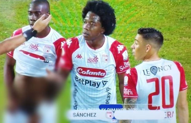 Șocant: și-a scos penisul în timpul meciului, pentru a-și deruta adversarul! Fanii cer să fie dat afară