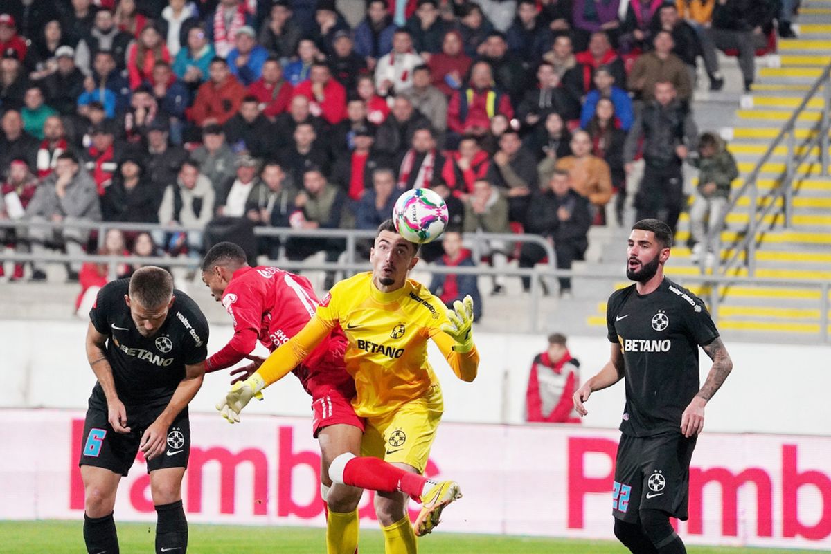 UTA - FCSB 2-2. S-au autodistrus! » Roș-albaștrii au încasat stupid 3 cartonașe roșii în interval de 10 minute și au fost egalați la ultima fază