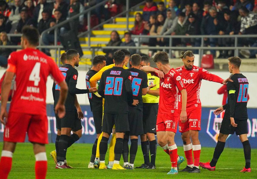 FCSB au remizat, scor 2-2, în prima rundă a grupei B din Cupa României. Lui Basarab Panduru a taxat gesturile lui Rachid Bouhenna și Andrei Chindriș, eliminați pentru gesturi ironice la adresa „centraluluI” Adrian Cojocaru.