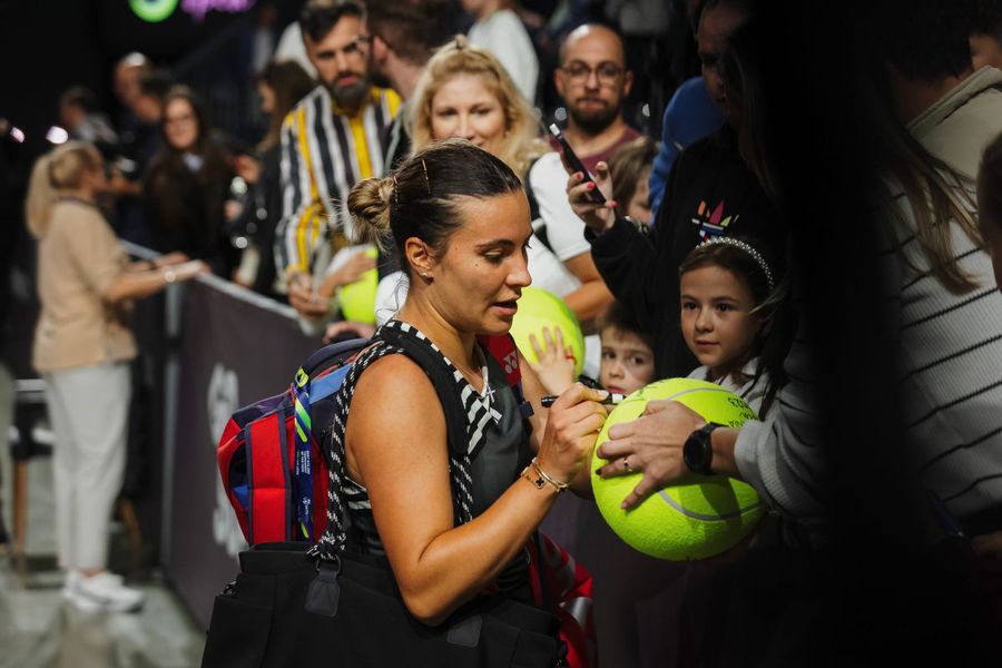Gabriela Ruse semnând autografe FOTO Transylvania Open Simona Halep, duel dificil în primul tur la Transylvania Open » Sorți amestecați pentru celelalte românce