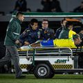 Neymar, scos pe targă după ce s-a accidentat în Uruguay - Brazilia. 
Foto: Imago