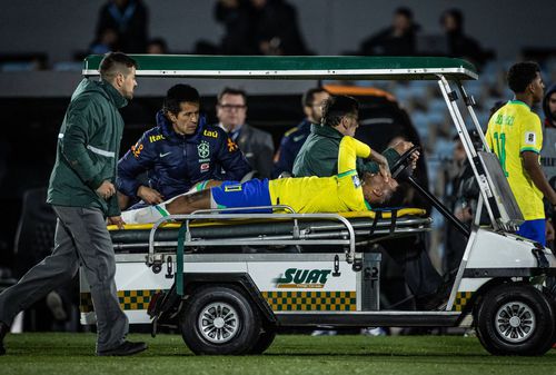 Neymar, scos pe targă după ce s-a accidentat în Uruguay - Brazilia. 
Foto: Imago